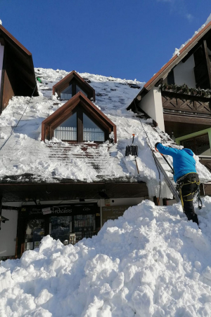 Úklid sněhu a rampouchů ze střech budov