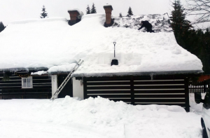 Úklid sněhu a rampouchů ze střech budov